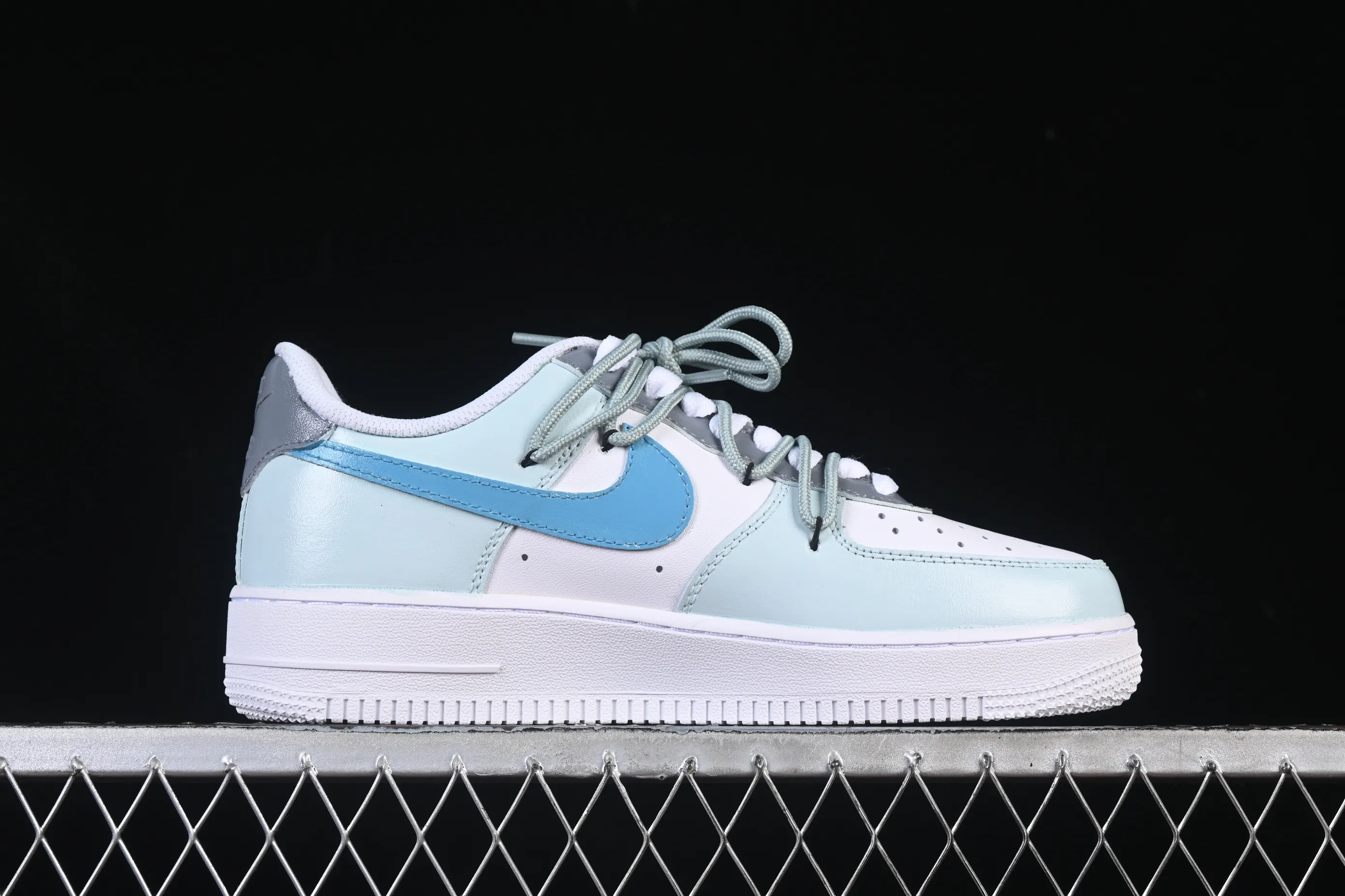 All categories Nk Air Force 1 Air Force series Nk Air Force 1 Low Air Force low-top Nike Air Force 1'07 Low "Grey Tune Era" Hand-painted graffiti Gray Tune Era Air Force 1 low-top casual sneakers LJ8822-202